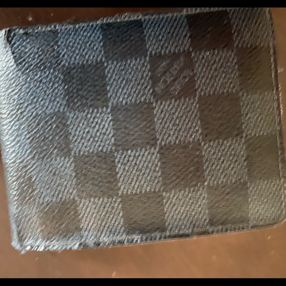 Louis Vuitton wallet used..... authentic!!!!